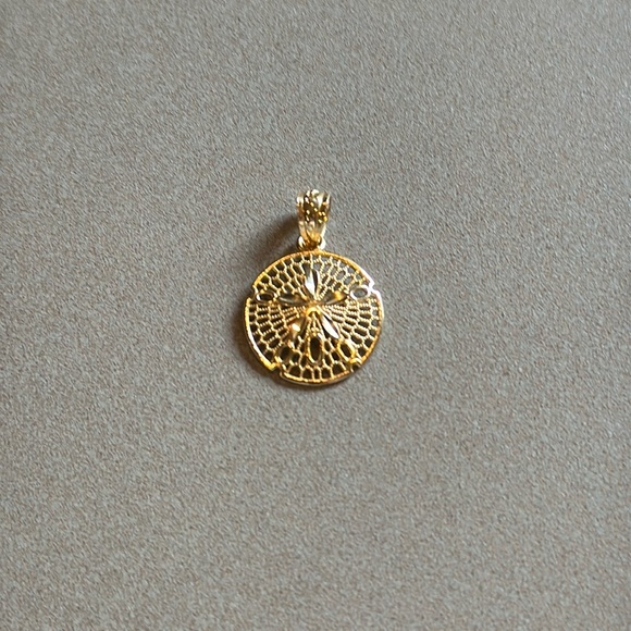 Jewelry - 14k Gold Sand Dollar Pendant Charm